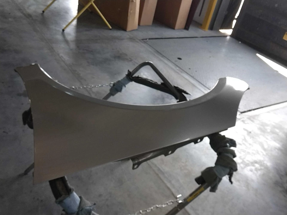 Guardabarros delantero izquierdo usado se adapta a: Mercedes-Benz Mercedes clase r 251 2006 tipo R320 F Foto 1 de 4