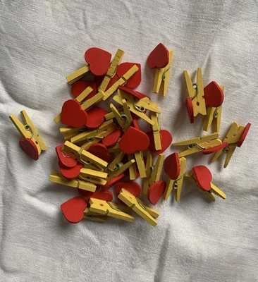 30 Mini Holzklammern mit Herz Motiv rot gelb Deko Hochzeit Foto Klammern NEU! - Bild 1 von 3
