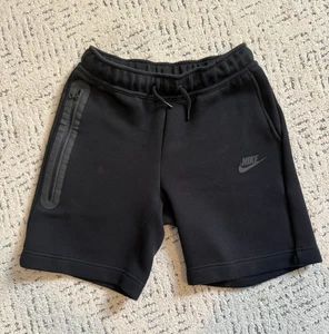 Boys Nike Tech Fleece Black Shorts Size Medium - Picture 1 of 3
