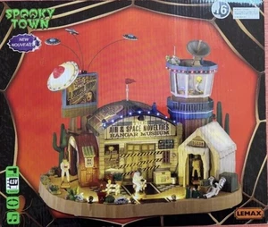 Lemax Air & Space Novelties Hangar Museum MIB - Licht, Animation, Sound - Bild 1 von 14