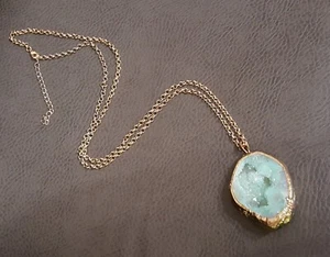 Ciondolo acqua pietra geode cristallo naturale 30" collana tono oro catena verde blu - Foto 1 di 13