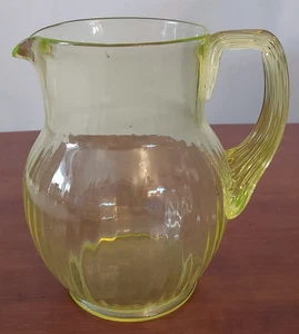 Antiker VASELINE kanariengelber Glas TÄFELTE OPTIK Schilfrohr Allzweck WASSERKRUG - Bild 1 von 7