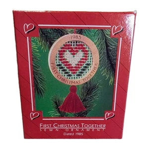 HALLMARK 1985 NUESTRA PRIMERA NAVIDAD JUNTOS Macramé Tejido en Madera - Imagen 1 de 6