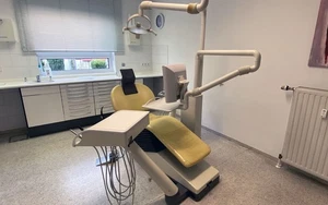 SIEMENS Sirona C2+ Behandlungseinheit Zahnarztstuhl Nassabsaugung überholt - Bild 1 von 3