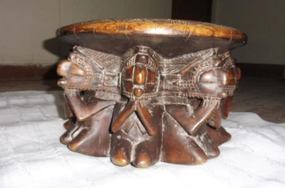 Tabouret africain. Tabouret en bois, l'ethnie Baga représentant la déesse Nimba - Photo 1/4