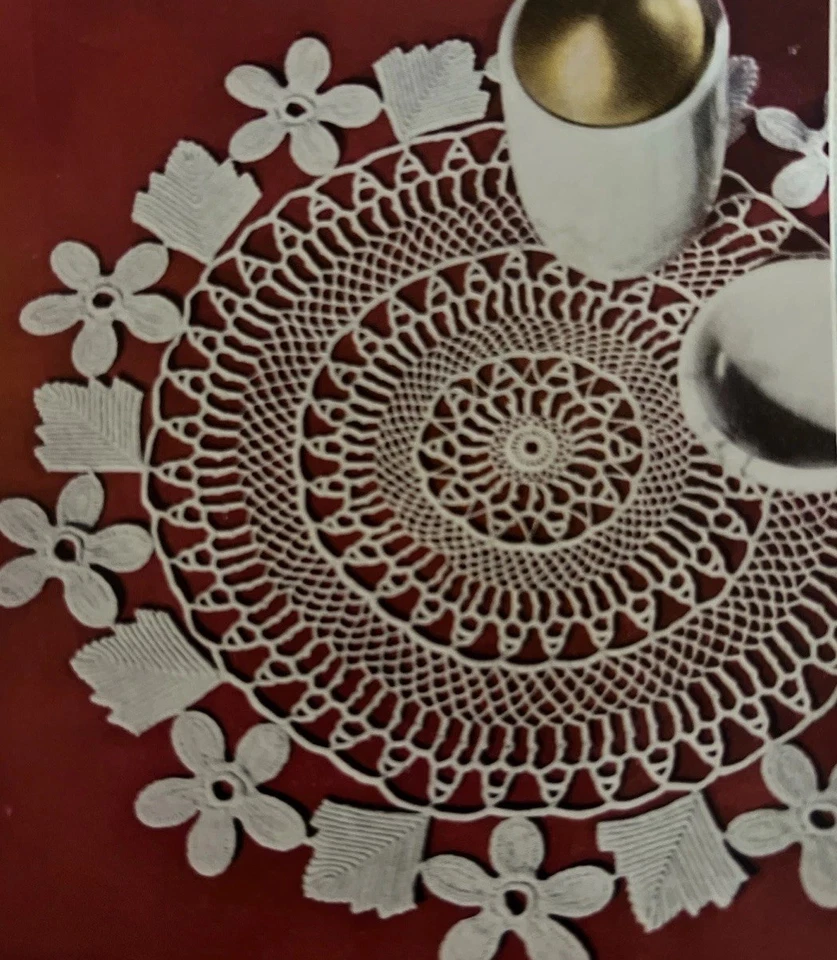 Tapete de encaje irlandés vintage con patrón de ganchillo de los años 30-50 con corona de rosas 14" Foto 1 de 1