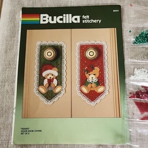 Kit de cubiertas de perilla de puerta de fieltro vintage Bucilla Christmas Heirloom “Teddies” #82353 - Imagen 1 de 7