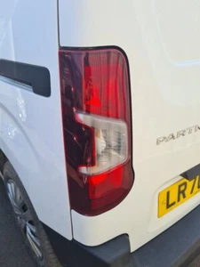 2020 PEUGEOT PARTNER REAR LIGHT ON THE BODY PASSENGER SIDE LEFT 9819235880 - Picture 1 of 1