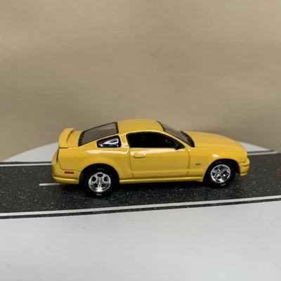 Johnny Lightning Muscle Cars EE. UU. #56 2005-2009 Ford Mustang GT S197 amarillo casi nuevo Foto 1 de 4