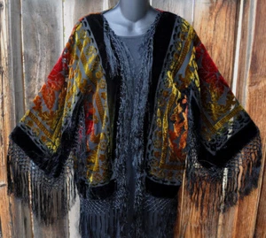CHAQUETA KIMONO CORTA ARTE PARA USAR MULTICOLOR SOBRE TERCIOPELO SEDA NEGRO CON FLECOS - ÚLTIMA - Imagen 1 de 5