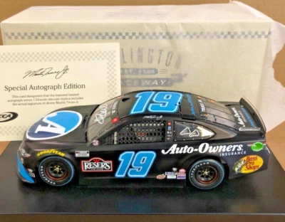 Martin Truex Jr. #19 Seguro de Propietarios de Auto Retroceso 2021 Camry AUTOGRAFIADO 1:24 Foto 1 de 4