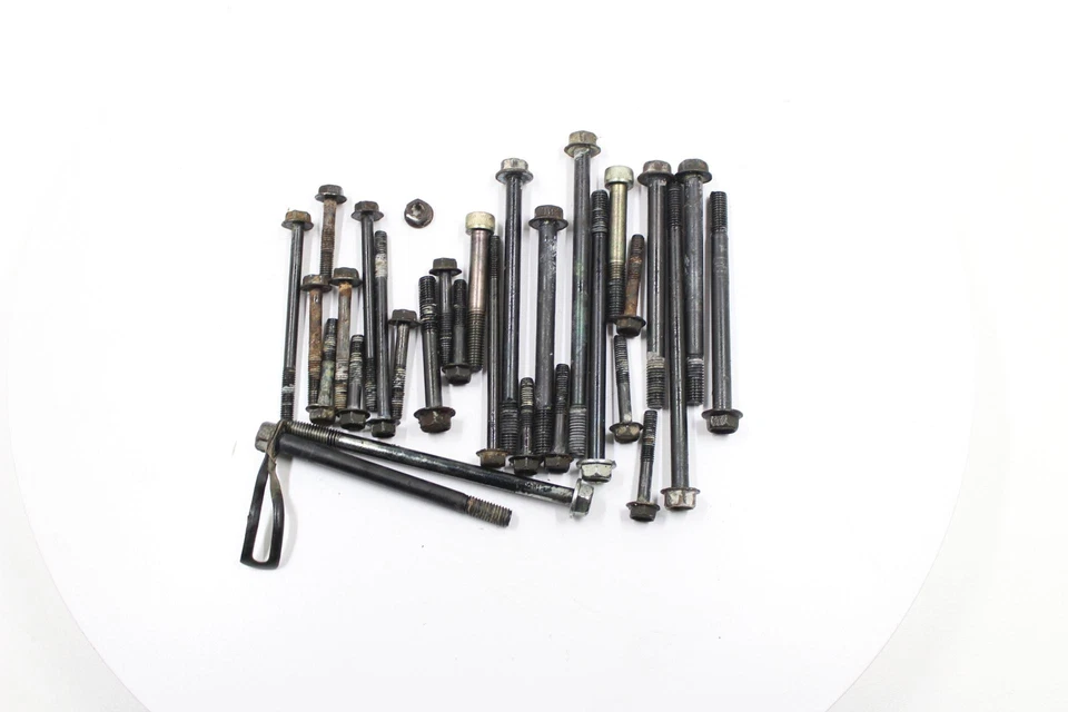 Suzuki GS700E 1985 OEM MOTOR CÁRTER JUEGO DE PERNOS Foto 1 de 4