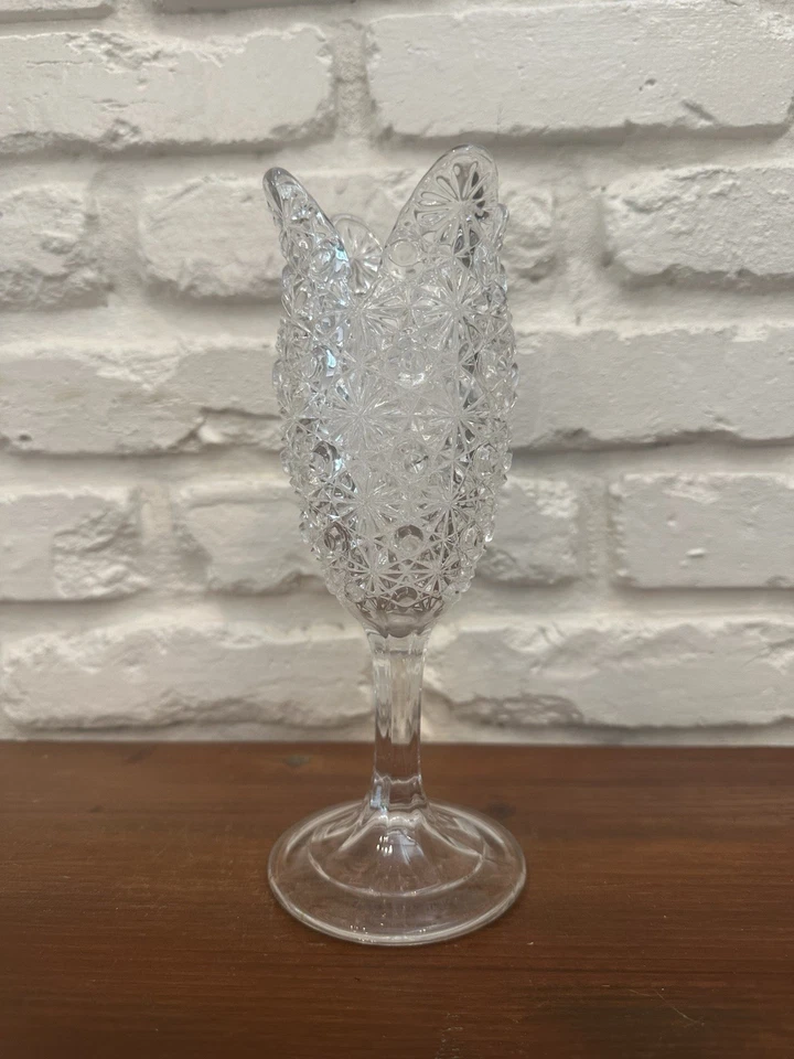 Jarrón vintage de vidrio prensado transparente con botón y margarita en forma de tulipán Foto 1 de 4