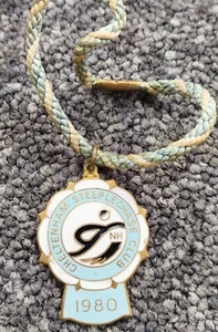 1980 Cheltenham Steeplechase Club Horse Racing Members Enamel Badge #1919 - Picture 1 of 2