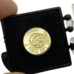 UPS 2 anni premio guida sicura spilla da bavero smaltata tono oro in scatola - Foto 1 di 2