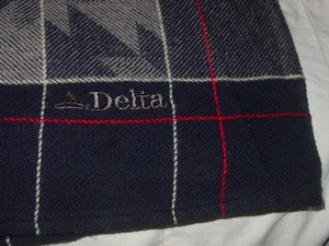 2001 DELTA AIRLINES JOHN HORSFFALL BLUE TRAVEL BLANKET CABIN THROW ENGLAND 48X7O - Picture 1 of 7