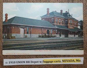 c: 1910 UNION RR Depot con carros de equipaje, NEVADA, Mo Postal LITOCROMO ALEMANIA - Imagen 1 de 2