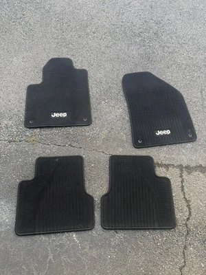 Alfombrillas negras 82214880AC Jeep Grand Cherokee (2016-2021) Mopar OEM Foto 1 de 4