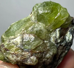 Natürlicher 32g Peridot Kristall auf Matrix schöner Edelstein aus Pakistan - Bild 1 von 9