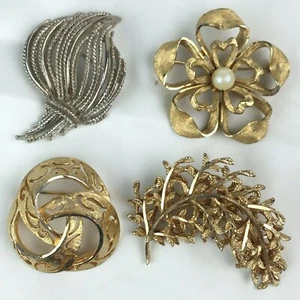 Four Vintage Signed "BSK" Pins Brooches Various Designs - Picture 1 of 10