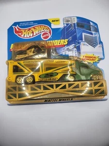 Hot Wheels Pavement Pounders 1999 World Champion Team Motorcycle & Truck Set - Picture 1 of 2