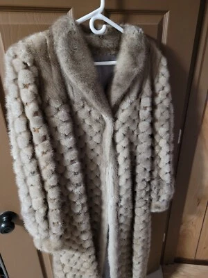 abrigo de invierno para mujer moda, piel de visón, hecho a mano, único en su clase, diseño único. Foto 1 de 4