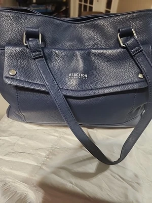 Cartera de hombro Kenneth Cole Reaction azul marino bolsillos exteriores hogar libre de humo Foto 1 de 4