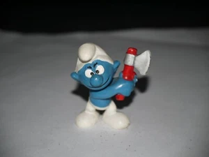 PEYO FIGURINE SCHTROUMPF AVEC HACHE MANCHE ROUGE - Picture 1 of 3