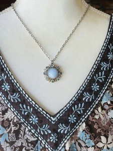 Collar De Colección Años 70 AVON Azul Luna Brillo Cabujón y Estrás Azul Tono Plata - Imagen 1 de 6