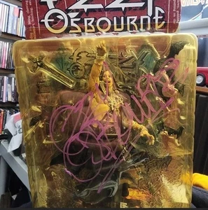 McFarlane Ozzy Osbourne 1999 Ultra Actionfigur neu versiegelt signiert von Ozzy Rip - Bild 1 von 6