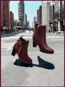 New York & Co Damengröße 6 burgunderrot Reißverschluss Schnalle Kunstleder Stiefeletten - Bild 1 von 6
