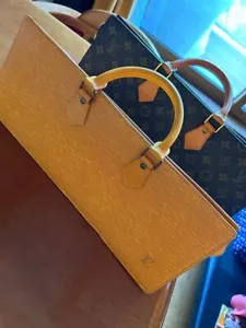 LOUIS VUITTON Epi Sac Triangolo Tassili Giallo/Giaune M52099 #33 - Foto 1 di 6