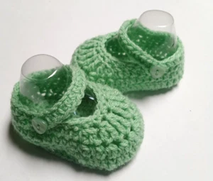 Apple green crocheted Mary Jane ankle strap baby booties/shoes 000 8.5 cm - Picture 1 of 3