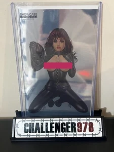 Vitrina de lámina plateada NYCC 2024 Keith Garvey LTD 25 VIRGEN TRAVIESO - Imagen 1 de 1