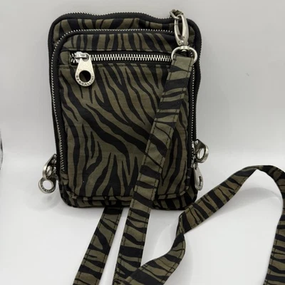 Bolsa tiracolo Baggallini estampa zebra, verde oliva/preto-viagem, vários bolsos - Imagem 1 de 4