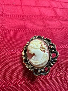 Broche prendedor tallado camafeo victoriano tono dorado de colección moda antigua - Imagen 1 de 4