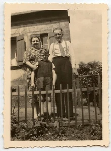 Portrait couple homme femme enfant maison - Ancienne photo an. 1950 - Picture 1 of 1
