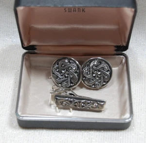 Swank Set Clip Gemello e Cravatta Silvertone Ornato Filigrana e Marcasite In Scatola - Foto 1 di 6