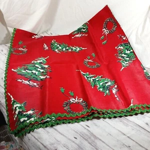 Quadratische Tischdecke rot mit grünen Weihnachtsbäumen Baumwollsatin * Shiny Brite 35x35" - Bild 1 von 3