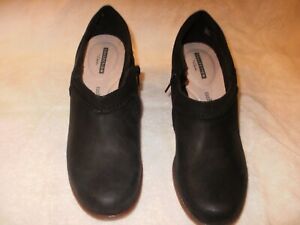 Clarks Womens black leather medium heel side zip shoes 8.5W, NEW 