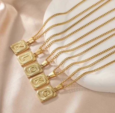 Colgante Carta Titanio Colgante Chapado en Oro 18K Acero Inoxidable Inicial Cuadrada Foto 1 de 4