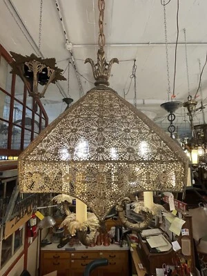 Luminária de teto 1960s espanhola latão quatro luzes metal perfurado sombra renda - Imagem 1 de 4