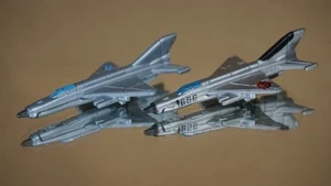 Juego de 2 micro máquinas militares MiG-21 aviones de combate - Imagen 1 de 10