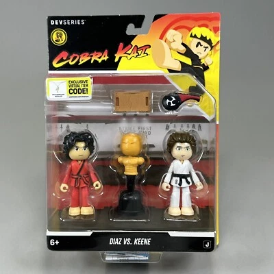 Figuras de acción Roblox Cobra Kai Miguel Díaz & Robbie Keene 2,75" con código virtual Foto 1 de 4