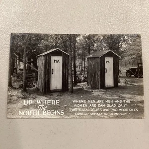 Foto postal Up Where The North Begins Ma & Pa Outhouse - Imagen 1 de 7