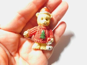 Lindo Broche Árbol Muñeco de Nieve Suéter Oso Resina Navidad Vacaciones De Colección - Imagen 1 de 4