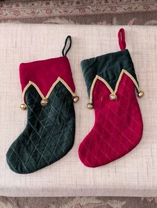 2er Set Samt gesteppte Weihnachtsstrümpfe mit Messing Jingle Bells & Goldrand - Bild 1 von 8