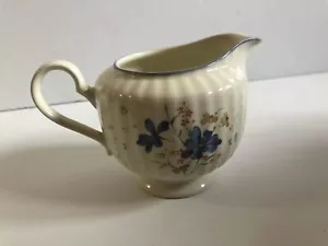 Mikasa Classic Elegance Forget-Me-Not FL010 Milchkännchen blau gelb Blumen EUC - Bild 1 von 8