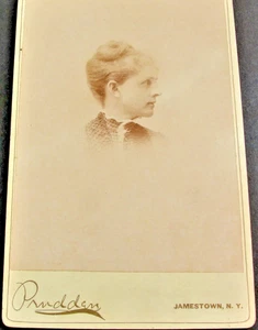 Foto de gabinete de mujer de 1890 por fotógrafos de estudio Prudden, Jamestown, Nueva York  - Imagen 1 de 2