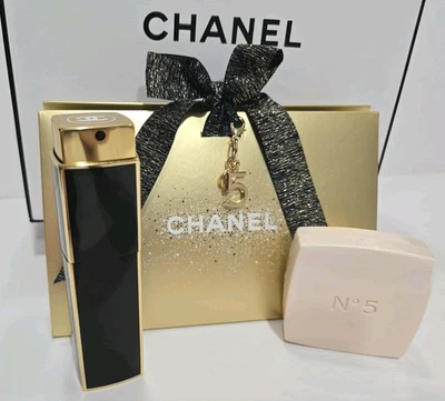 CHANEL No 5 комплект: No 5 EDP фиолетовый спрей заправляемый 20 мл + No 5 мыло + No 5 подвеска - Изображение 1 из 4